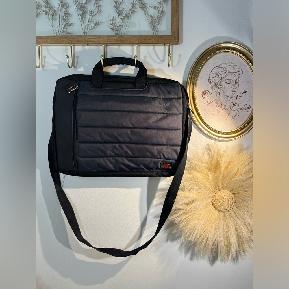 SWISSGEAR Anthem 17" Laptop
Slimcase Bag - Black/Gray